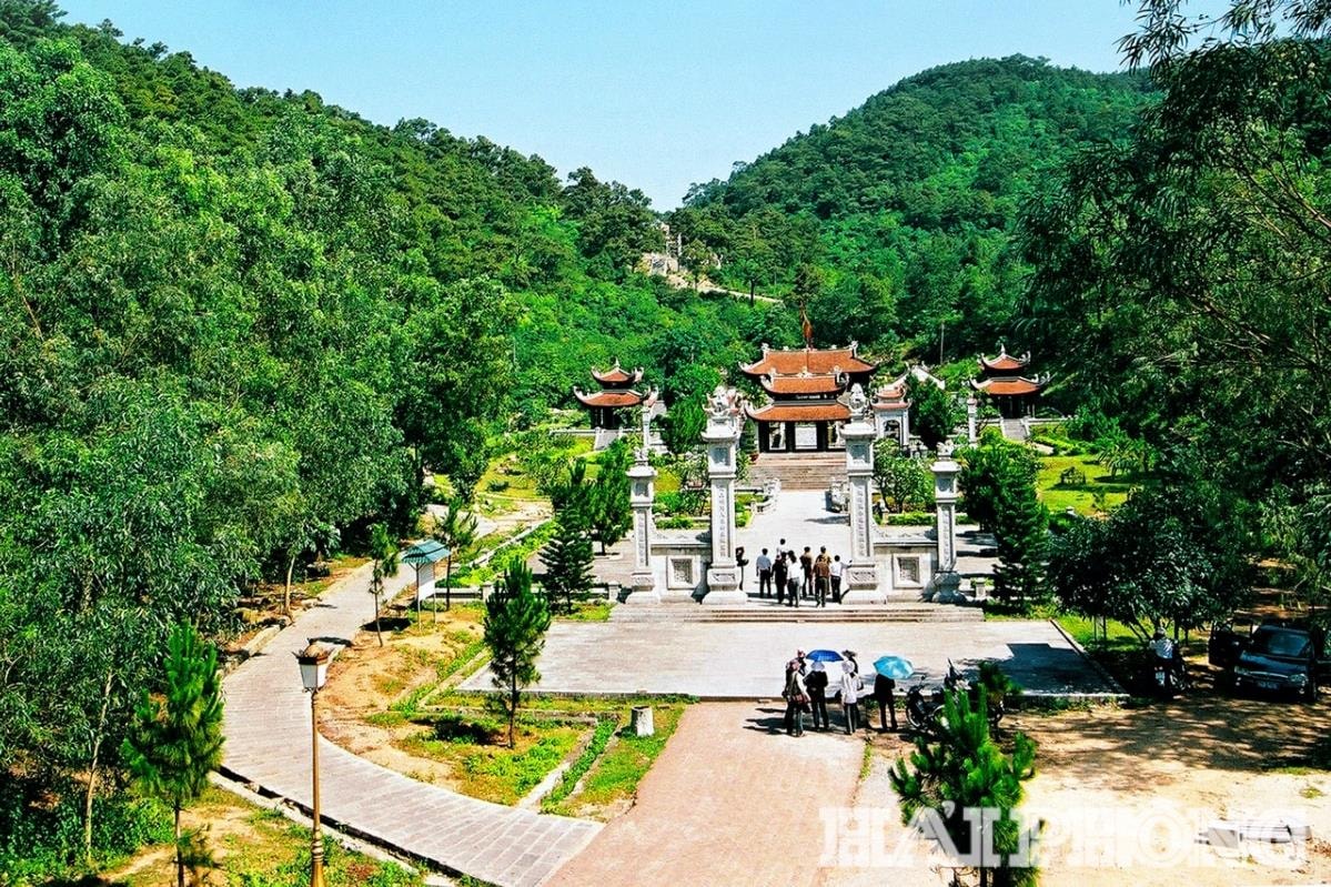 den-tho-nguyen-trai-con-son(1).jpg