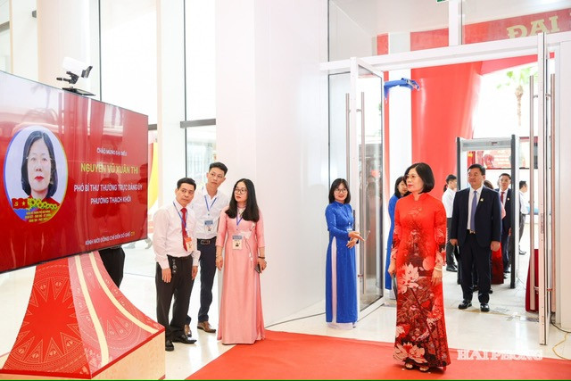 Đại biểu điểm danh, nhận diện qua công nghệ AI tại Đại hội Đảng bộ thành phố lần thứ nhất. ẢNH LÊ DŨNG