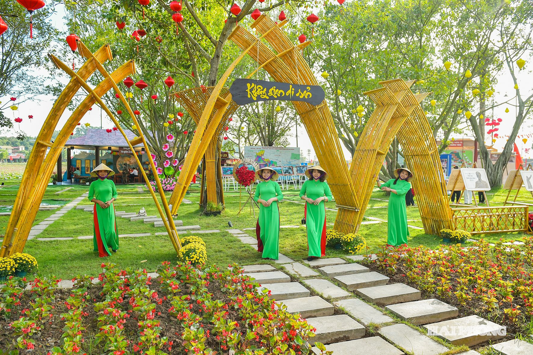 Khu trưng bày Côn Sơn – Kiếp Bạc - Những giá trị nổi bật toàn cầu trở hành trình di sản văn hoá thế giới tại tả hữu vu nhà thành các tại Đền Kiếp Bạc.