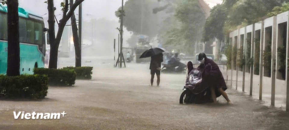 Gió lớn khiến nhiều phương tiện khó khăn di chuyển. (Ảnh: Hoài Nam/Vietnam+)