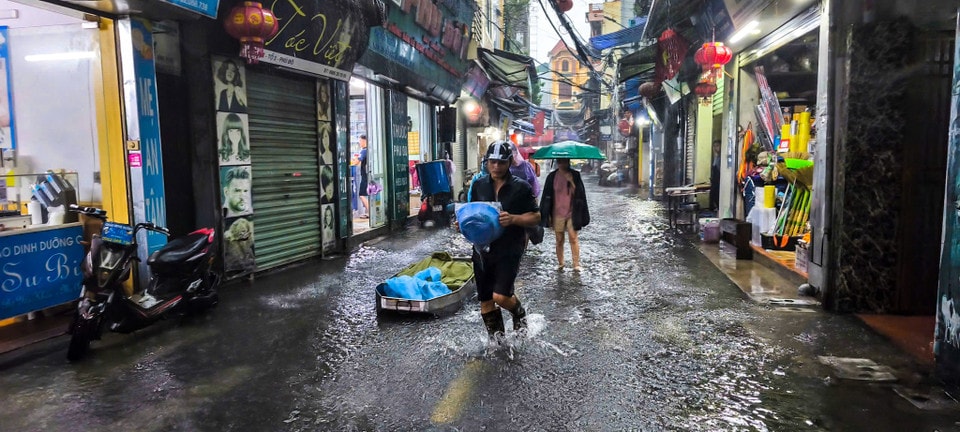 Trong làng Phú Đô, ngay từ sáng sớm đã xuất hiện tình trạng ngập. (Ảnh: Hoài Nam/Vietnam+)