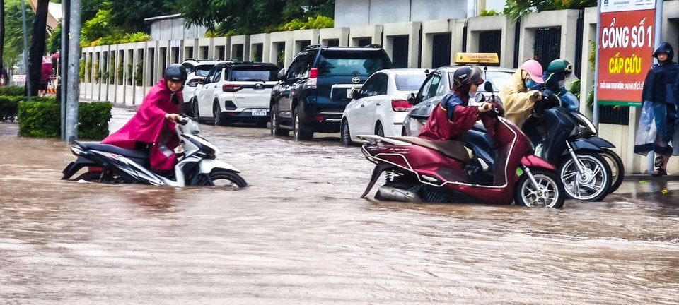 Nhiều xe chết máy phải dắt bộ đến điểm sửa chữa. (Ảnh: Hoài Nam/Vietnam+)