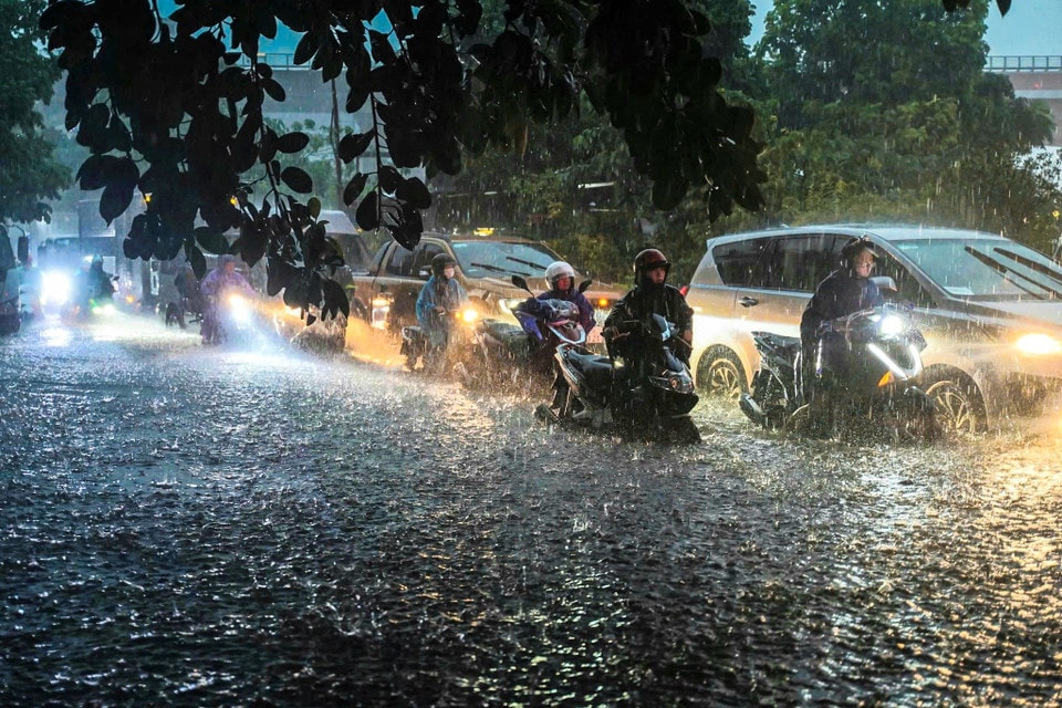 Hà Nội mưa lớn kèm theo sấm và gió rít liên hồi từ sáng khiến nhiều tuyến phố ngập sâu, có nơi nước ngập cao đến 30cm. (Ảnh: Hoài Nam/Vietnam+)