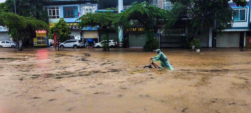 Nước ngập 30-50cm, có điểm ngập sâu đến cả mét. (Ảnh: Hoài Nam/Vietnam+)