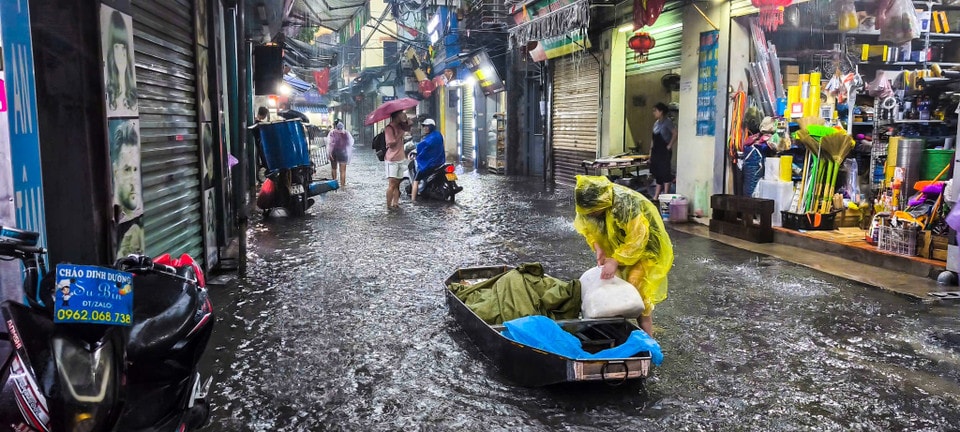Người dân phải giao bún bằng thuyền. (Ảnh: Hoài Nam/Vietnam+)
