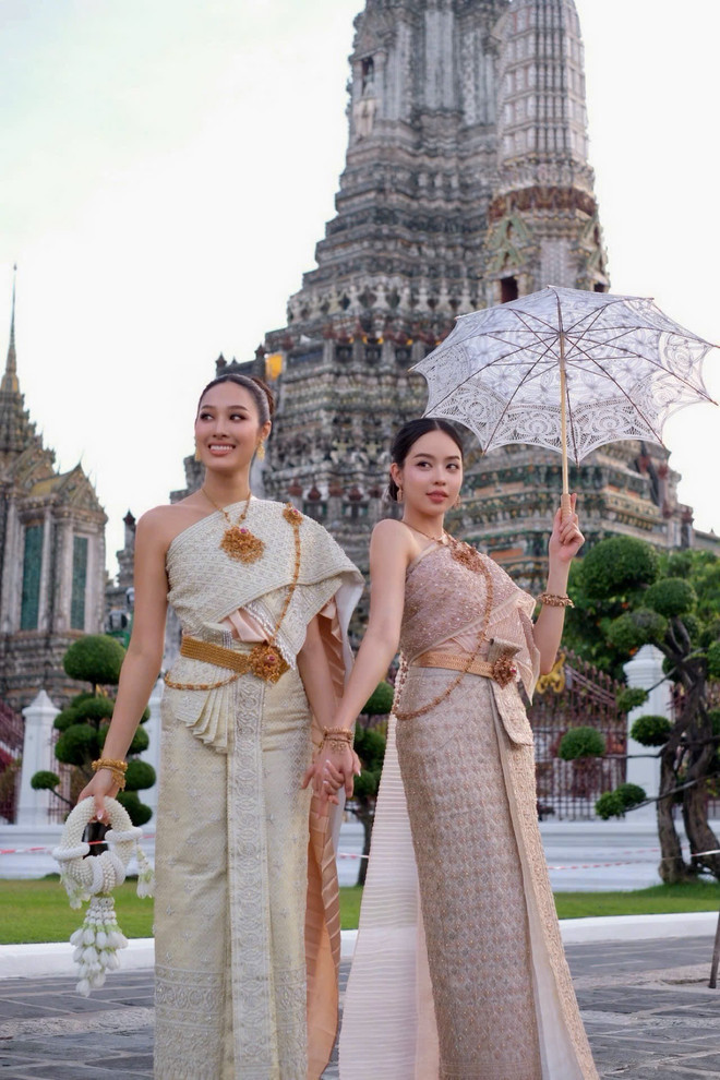 Thanh Thủy cùng Hoa hậu Thái Lan tham quan chùa Wat Arun. (Ảnh: CTV/Vietnam+) img-5243.jpg