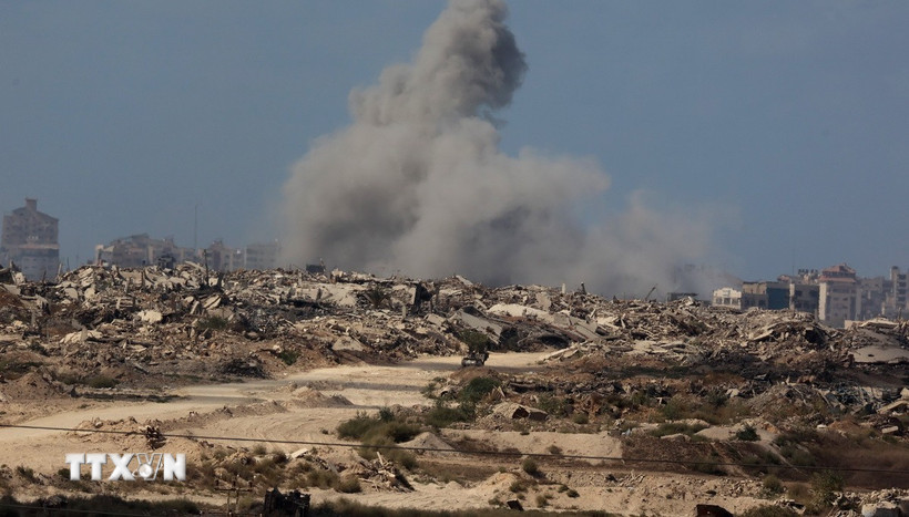 Khói bốc lên sau cuộc không kích của Israel xuống thành phố Gaza ngày 30/9/2025. (Nguồn: THX/TTXVN)