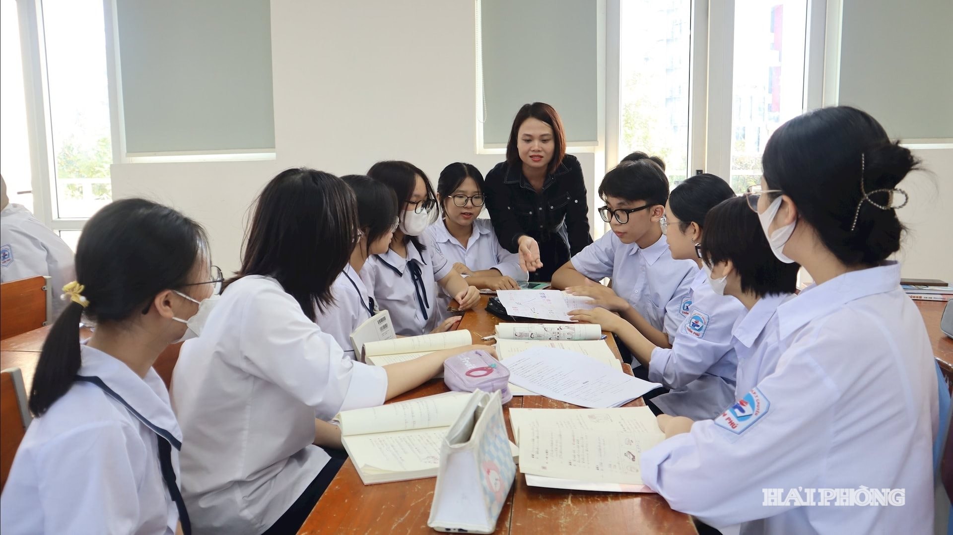 Cô, trò Trường THPT chuyên Trần Phú trong một tiết học tiếng Nhật.