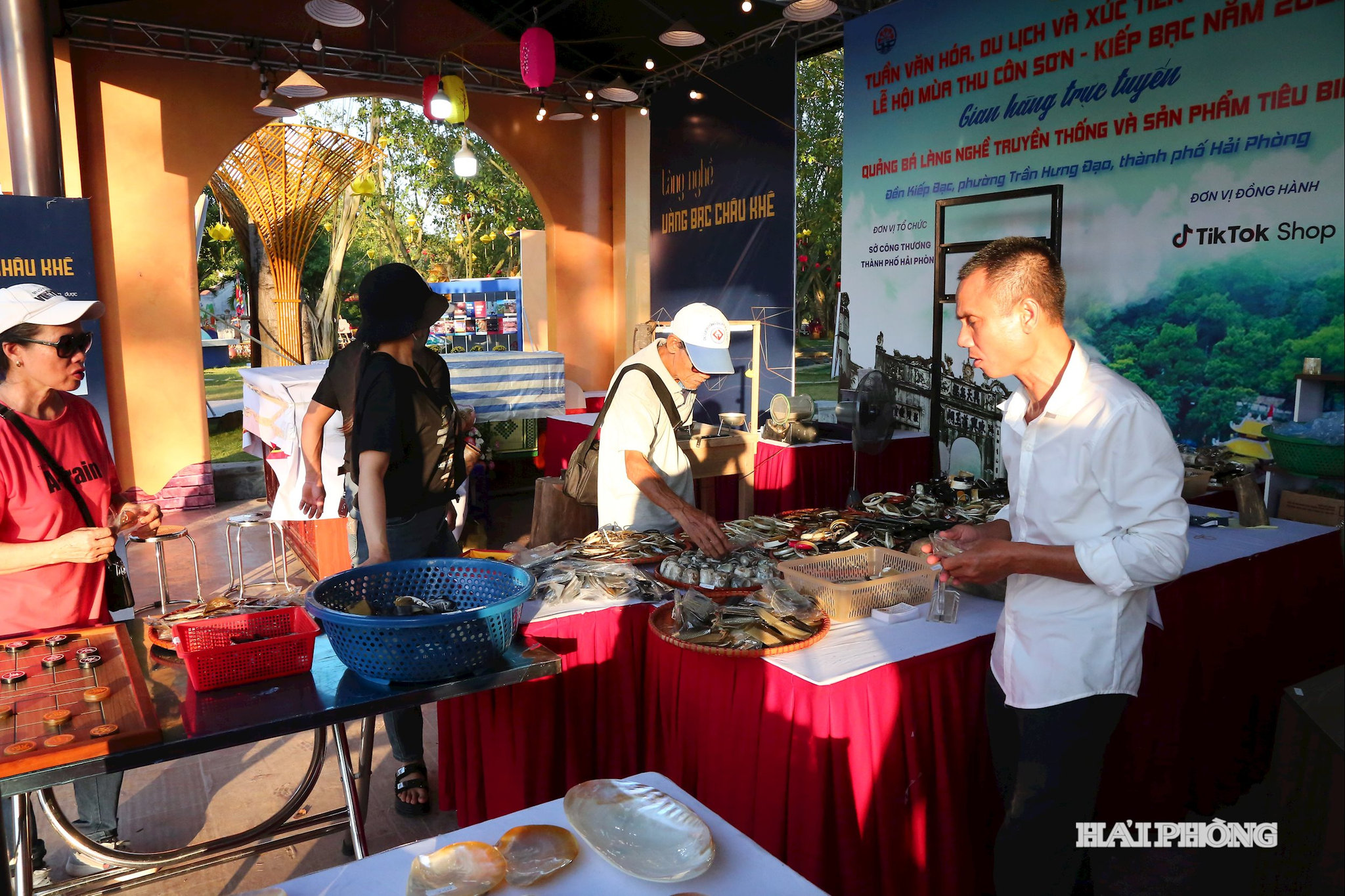 Các gian hàng trong khuôn khổ Lễ hội Mùa thu Côn Sơn Kiếp Bạc thu hút đông đảo người dân tới