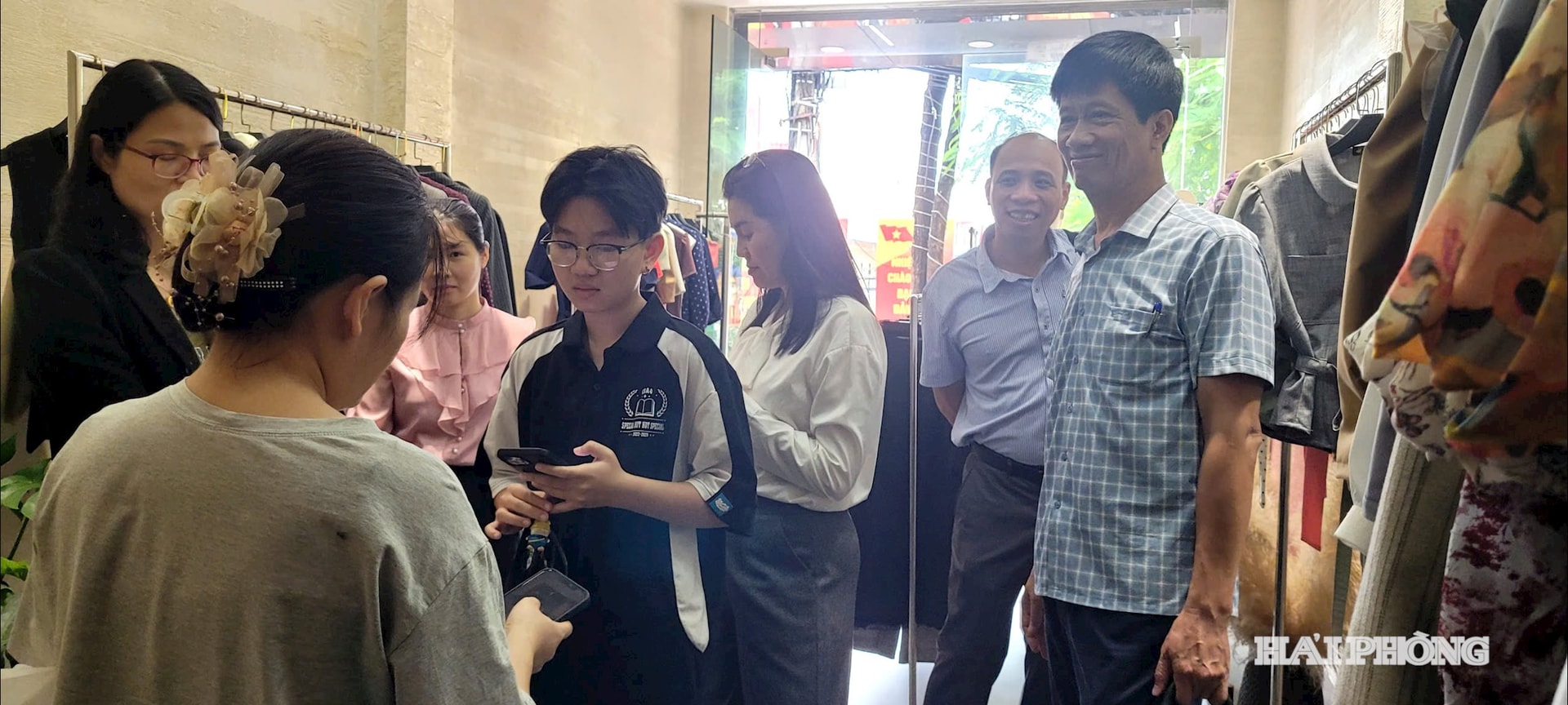 អ្នកស៊ើបអង្កេតបានចូលរួមក្នុងការបង្កើតបញ្ជីផលិតកម្មបុគ្គល និងគ្រឹះស្ថានអាជីវកម្មនៅផ្លូវ Thien Loi សង្កាត់ An Bien ។