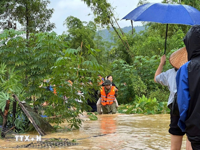 Lực lượng chức năng tích cực cứu hộ 270 em học sinh bị mắc kẹt trong trường Phổ thông Dân tộc Nội trú Na Rì. (Ảnh: TTXVN phát) ttxvn-thai-nguyen-cuu-ho-khan-cap-270-hoc-sinh-bi-mac-ket-0710.jpg
