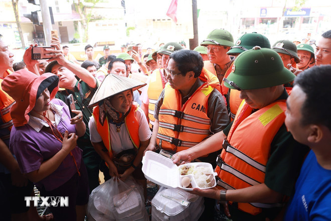 Thủ tướng Phạm Minh Chính thăm hỏi, động viên nhân dân bị ảnh hưởng lũ lụt tại Thái Nguyên. (Ảnh: Dương Giang/TTXVN) ttxvn-thu-tuong-truc-tiep-chi-dao-cuu-nan-va-khac-phuc-hau-qua-lu-lut-tai-thai-nguyen-6.jpg