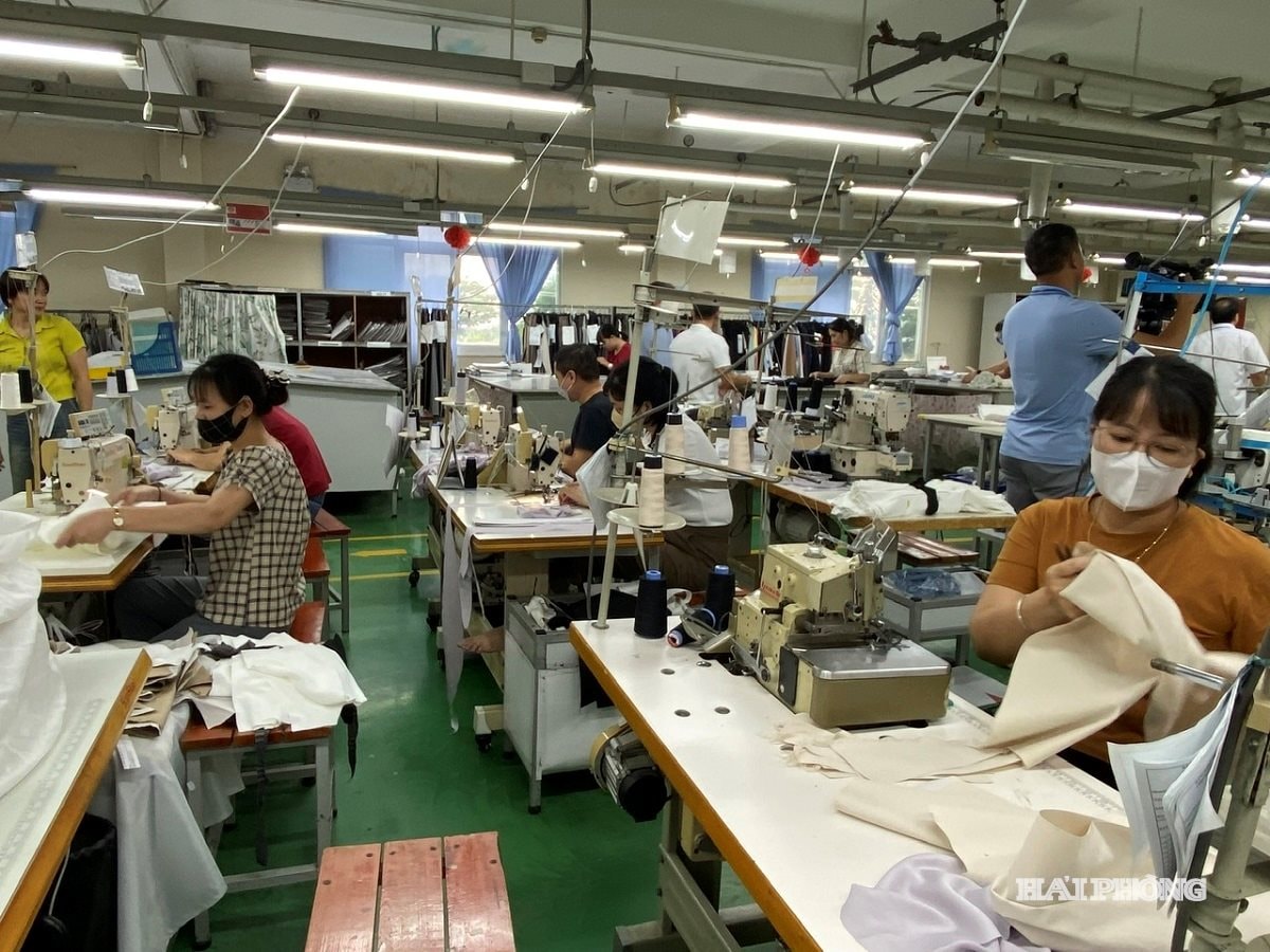 Pracownicy pracują w fabryce odzieży NamYang Delta Company Limited w parku przemysłowym Dai An w okręgu Tu Minh. Zdjęcie: BUI HUONG
