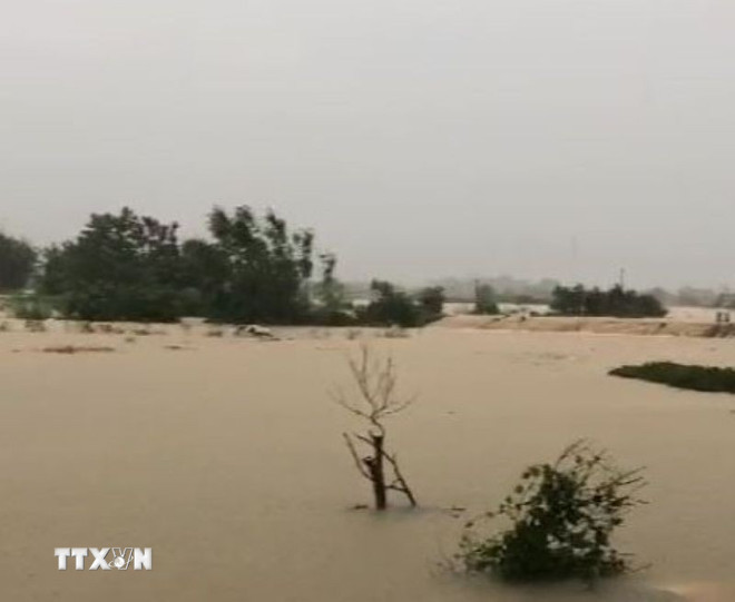 Nước lũ dâng cao làm vỡ đê bối sông Cầu tại tổ 33, phường Phan Đình Phùng, tỉnh Thái Nguyên. (Ảnh: Thảo Nguyên/TTXVN) ttxvn-mua-lu-khan-cap-nhieu-khu-vuc-tai-thai-nguyen-07.jpg