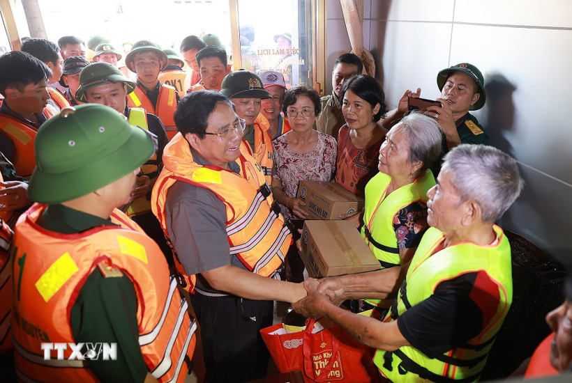 Thủ tướng Phạm Minh Chính chỉ đạo công tác cứu hộ, cứu nạn và động viên nhân dân khu vực ngập lụt tại Thái Nguyên. (Ảnh: Dương Giang/TTXVN)