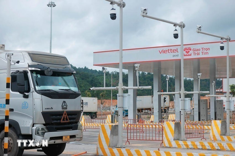 Cổng thông minh (Smart Gate) của Công viên Logistics Viettel cho phép nhận diện biển số xe, mã container và sinh trắc học tài xế. Ứng dụng V-Gate hỗ trợ doanh nghiệp và lái xe đặt chỗ, theo dõi dịch vụ từ xa, tối ưu hóa thời gian và giảm chi phí quản lý. (Ảnh: Minh Quyết/TTXVN)