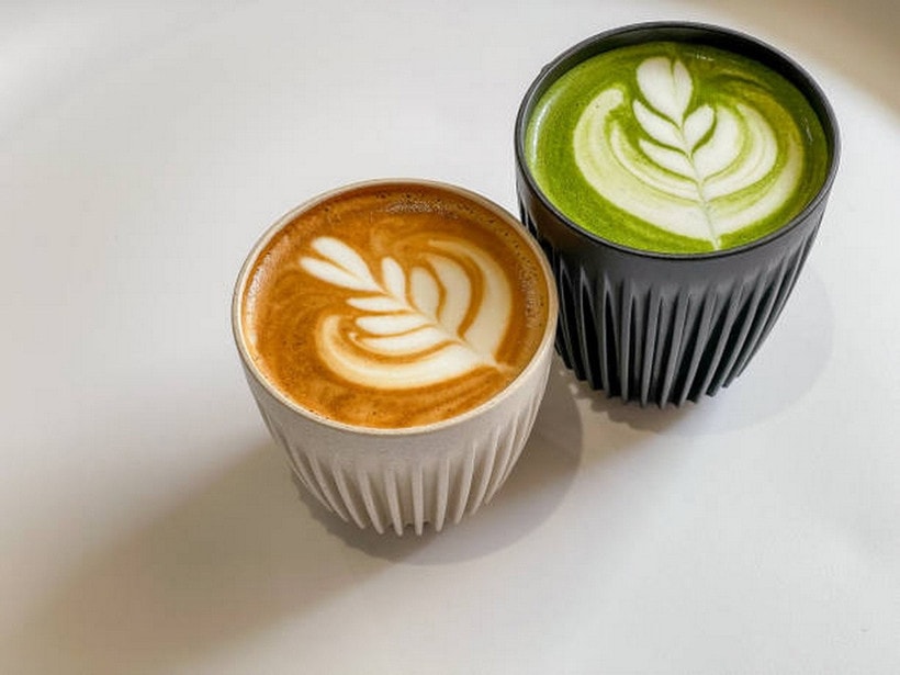 Bạn lựa chọn càphê hay matcha? (Ảnh: iStock)