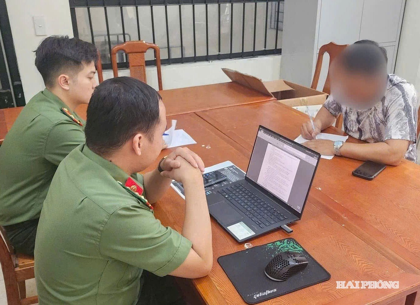 Công an phường Hải An làm việc với người đăng tải thông tin sai sự thật về vụ việc “bắt cóc trẻ em” trên mạng xã hội. Ảnh: Cổng thông tin điện tử Công an thành phố.