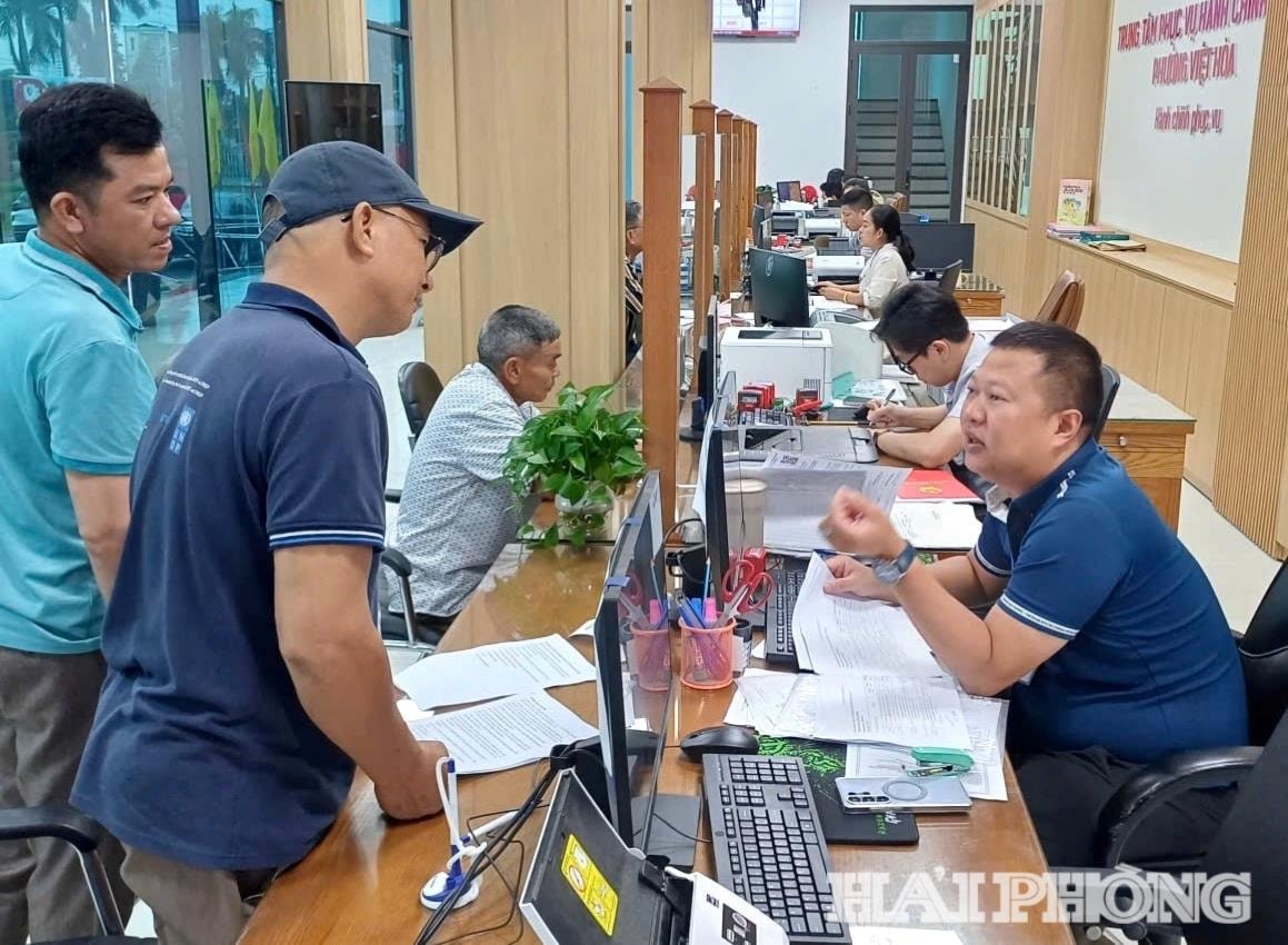 Công chức Trung tâm Phục vụ hành chính công phường Việt Hoà hỗ trợ người dâ giải quyết thủ tục hành chính
