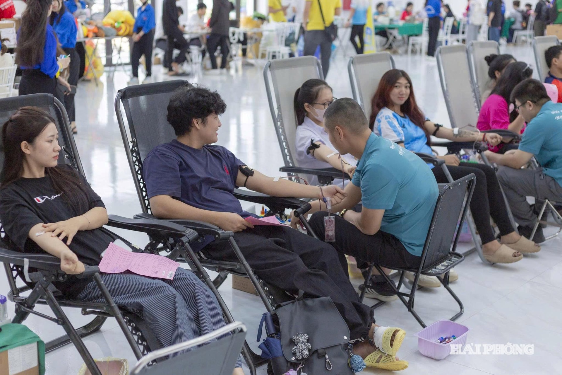 Studenti Univerzity Hai Phong se účastní darování krve