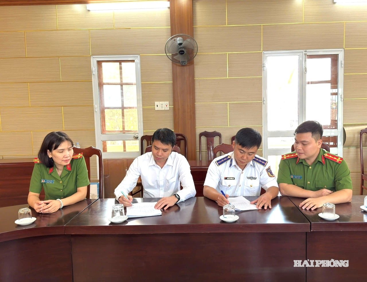 លោកអនុសេនីយ៍ឯក Nguyen Truong Hai បានទៅប៉ូលីសសង្កាត់ Hoa Binh ដើម្បីរាយការណ៍ និងប្រគល់ប្រាក់វិញ។