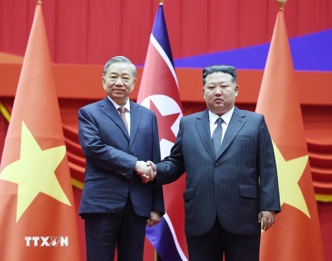 Tổng Bí thư Đảng Lao động Triều Tiên, Chủ tịch Quốc vụ nước Cộng hòa Dân chủ Nhân dân Triều Tiên Kim Jong Un đón Tổng Bí thư Tô Lâm. (Ảnh: Thống Nhất/TTXVN) ttxvn-le-don-tong-bi-thu-to-lam-tham-cap-nha-nuoc-toi-chdcnd-trieu-tien-6.jpg