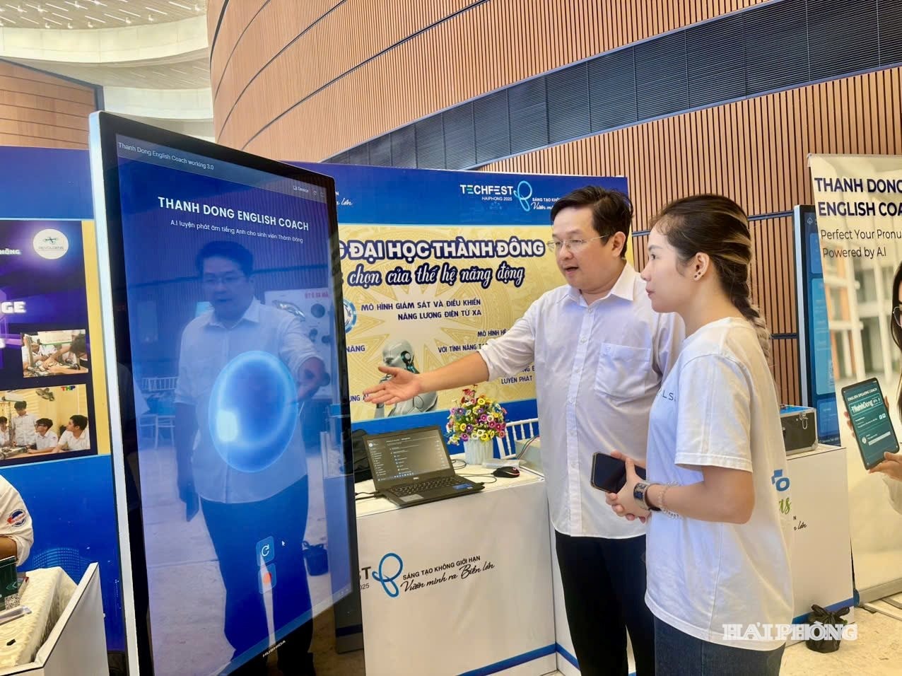Trường Đại học Thành Đông mang đến mô hình luyện phát âm và giao tiếp bằng AI tại sự kiện Techfest Hai Phong 2025.