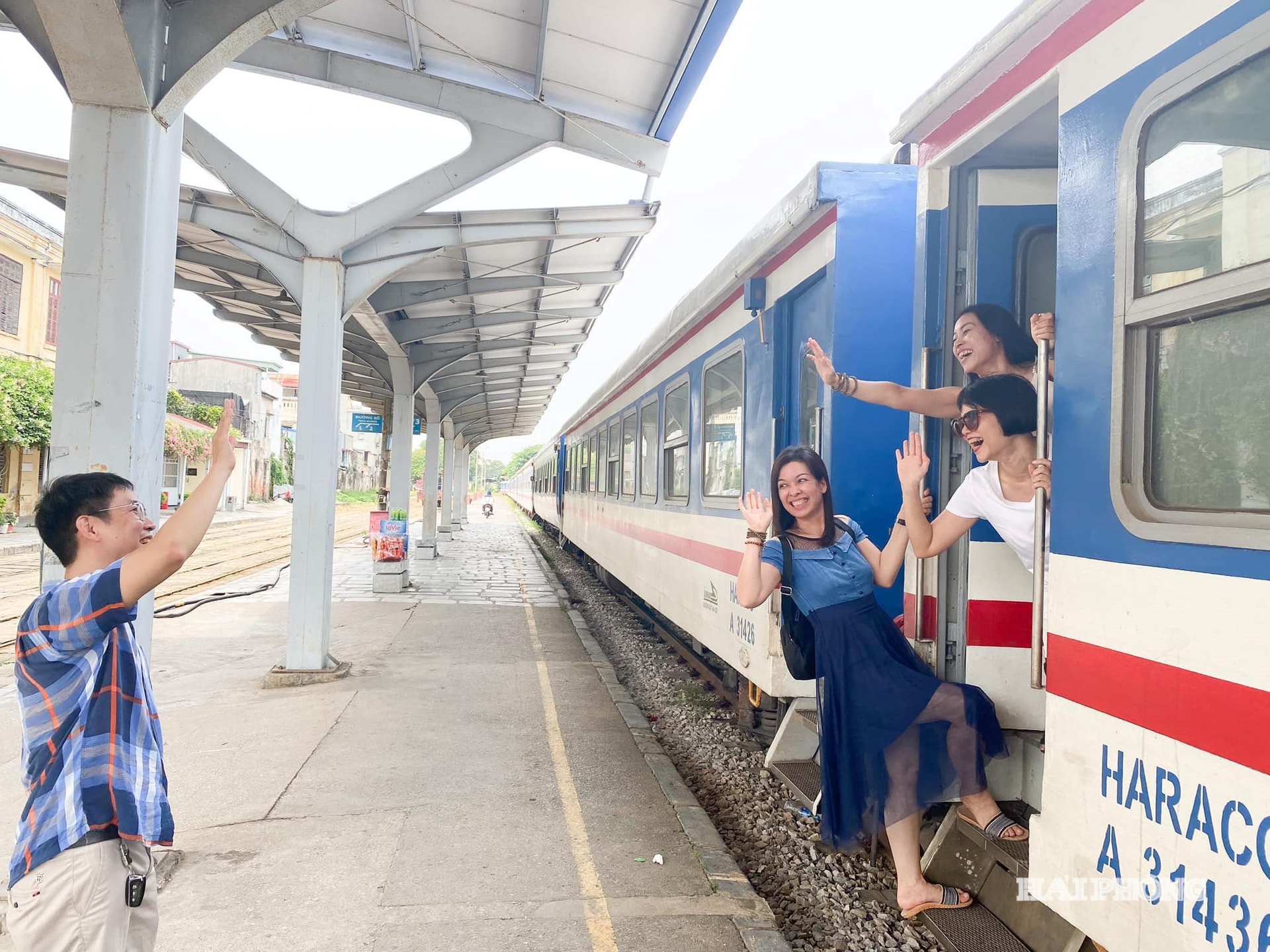 ga-hai-phong-tro-thanh-diem-check-in-dep-cua-du-khach-moi-khi-den-hai-phong.jpg