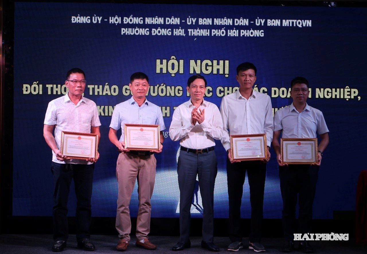 Leaders of Dong Hai Ward Party Committee awarded certificates of merit to exemplary businesses and business households.