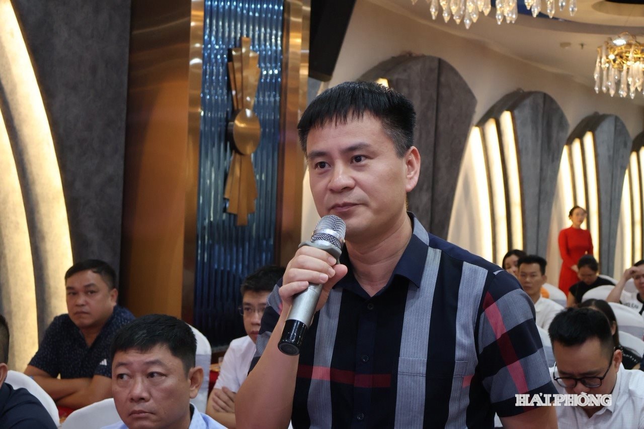 Business representatives speak at the meeting and dialogue