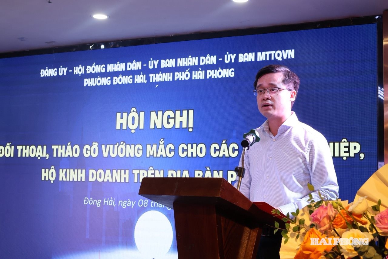 The leader of Dong Hai Ward Party Committee spoke at the conference
