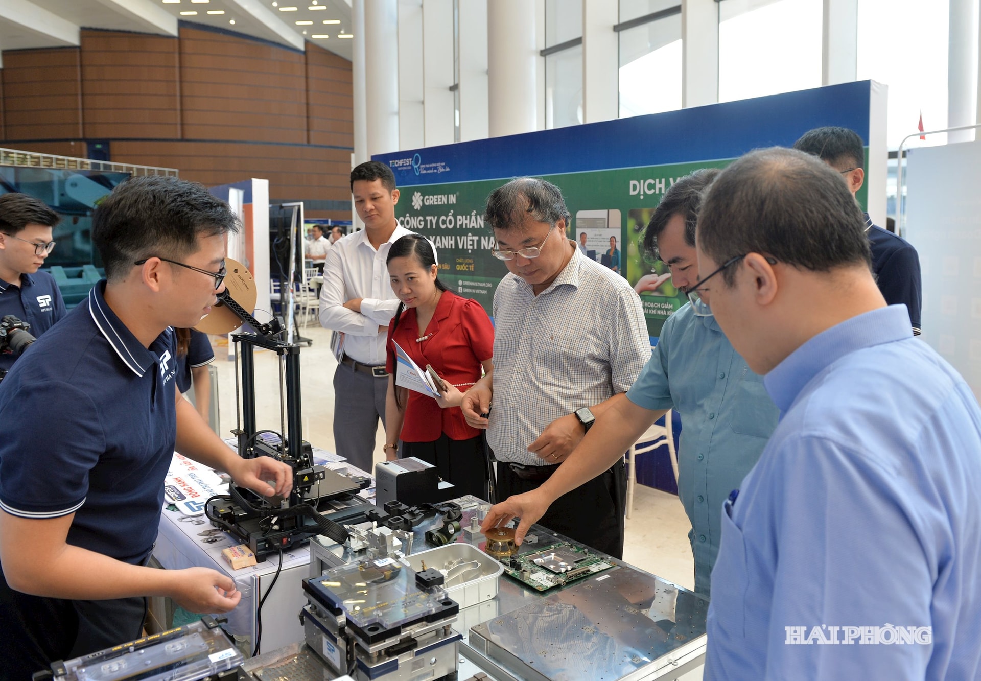 Delegater besöker montrar på Techfest Haiphong 2025. Foto: PHAN TUAN
