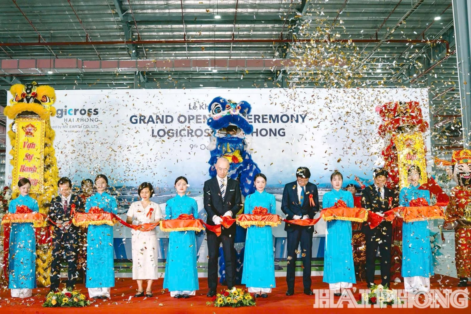 Các đại biểu thực hiện nghi thức cắt băng khánh thành dự án ogicross Hải Phòng tại khu công nghiệp Nam Đình Vũ.