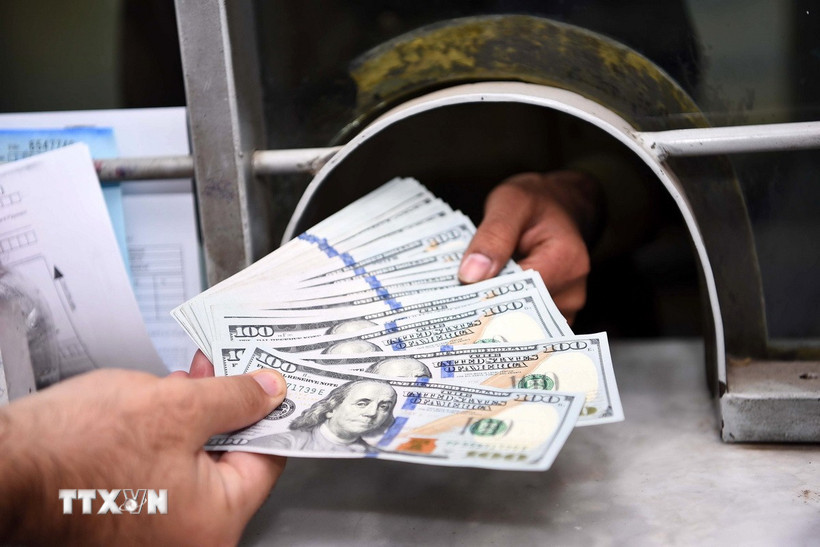 Đồng tiền mệnh giá 100 USD. (Ảnh: THX/TTXVN)