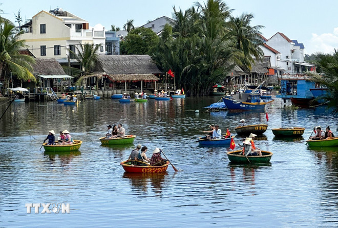Khách du lịch quốc tế trải nghiệm đi thuyền thúng tại làng du lịch Cẩm Thanh, phường Hội An Đông, thành phố Đà Nẵng.(Ảnh: Trần Lê Lâm/TTXVN) ttxvn-lang-cam-thanh-da-nang-1.jpg