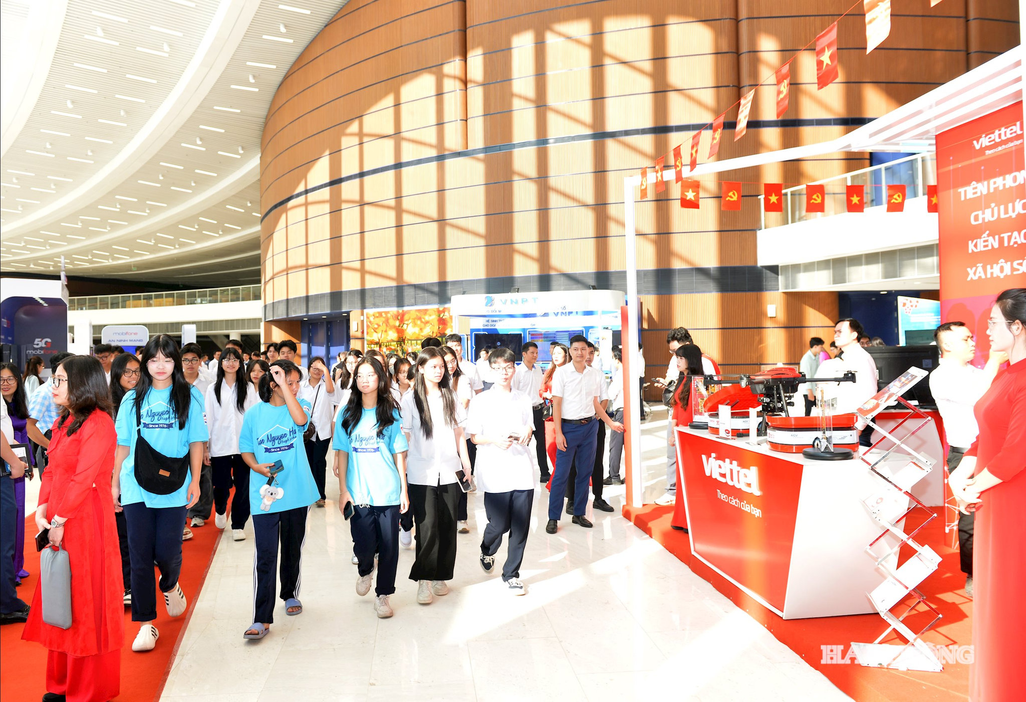 Đông đảo học sinh, sinh viên trên địa bàn thành phố tham quan, trải nghiệm các gian trưng bày tại TECHFEST 2025