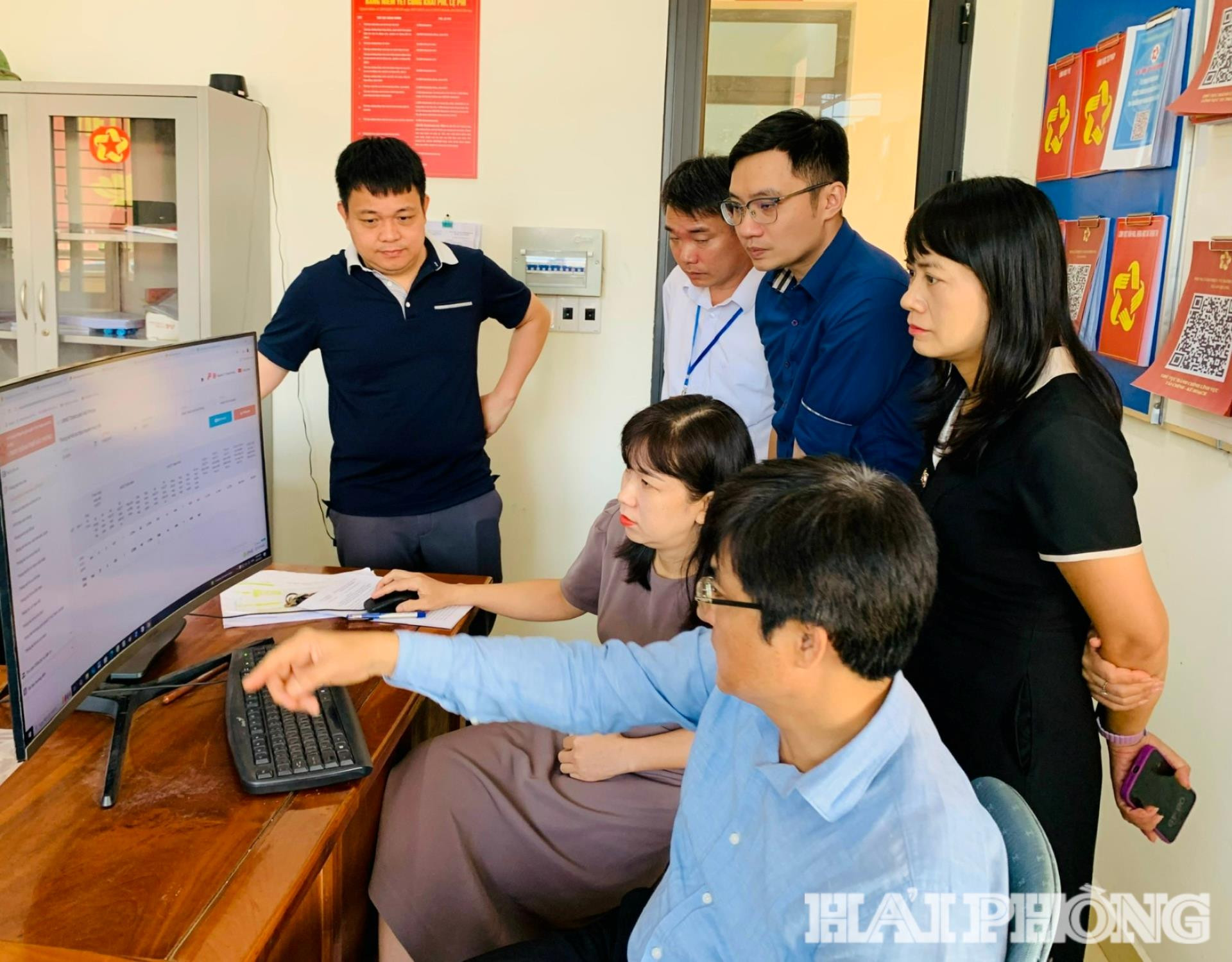Đoàn kiểm tra, đối chiếu các dữ liệu về thông tin giải quyết thủ tục hành chính của UBND xã An Quang.