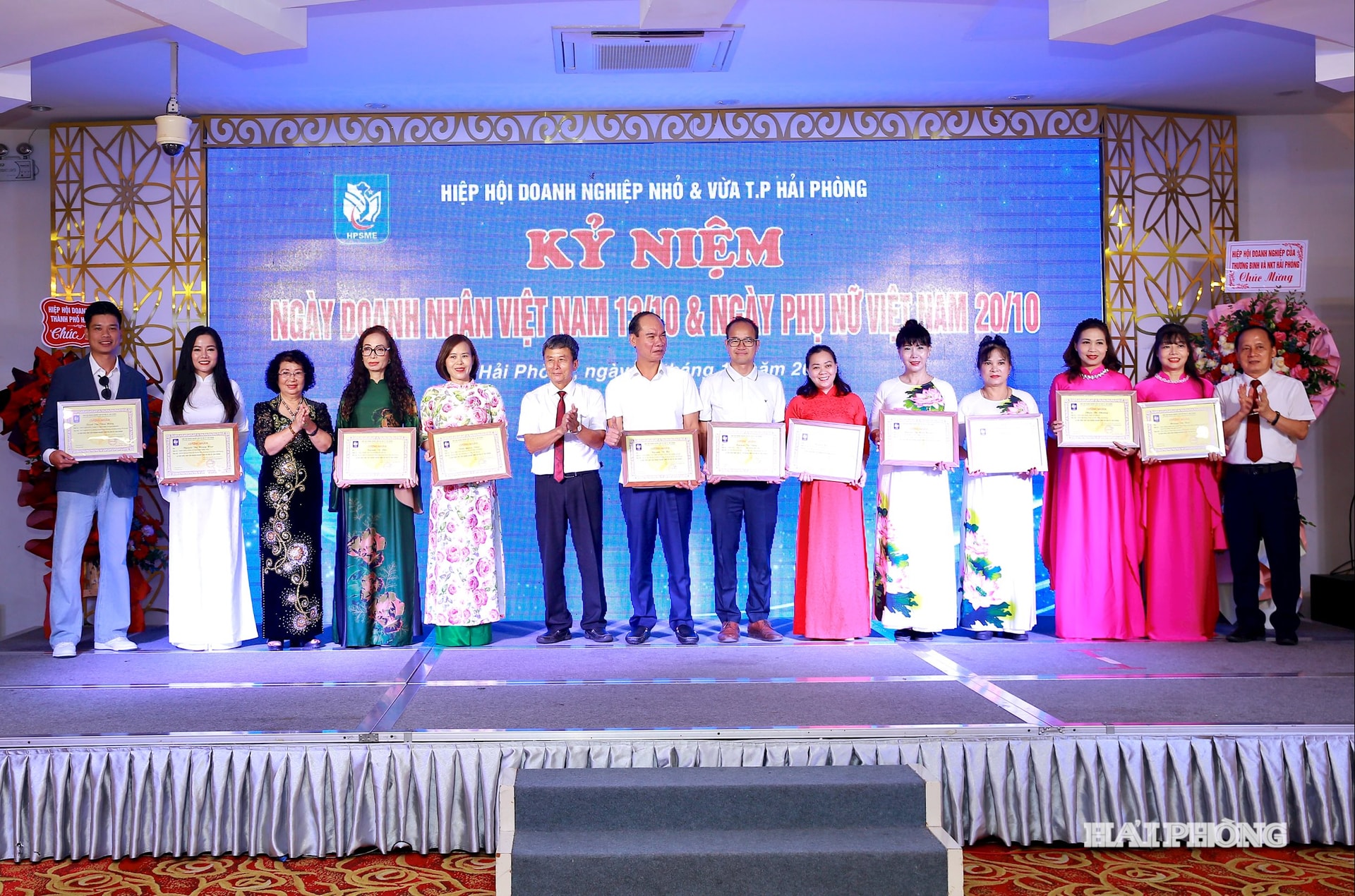 Lãnh đạo Hiệp hội doanh nghiệp nhỏ và vừa thành phố trao giấy chứng nhận thành viên mới.