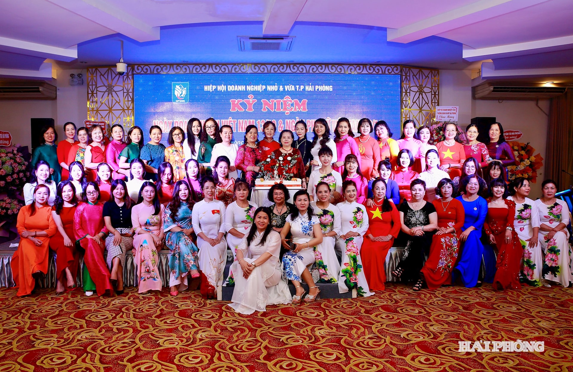 Các nữ doanh nhân Hiệp hội Doanh nghiệp nhỏ và vừa thành phố Hải Phòng kỷ niệm Ngày doanh nhân Việt Nam 13/10. Ảnh: DUY THÍNH