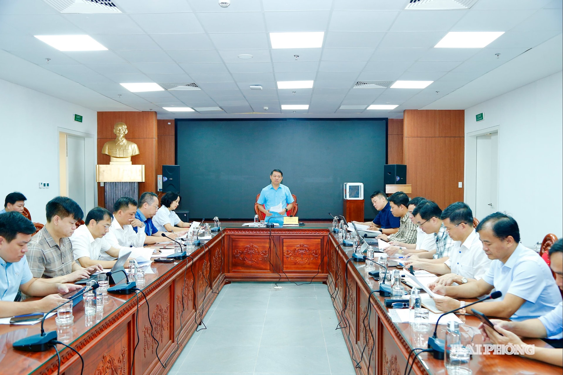 Comrade Pham Van Khanh, Head of the Urban Committee of the City People's Council chaired the meeting.
