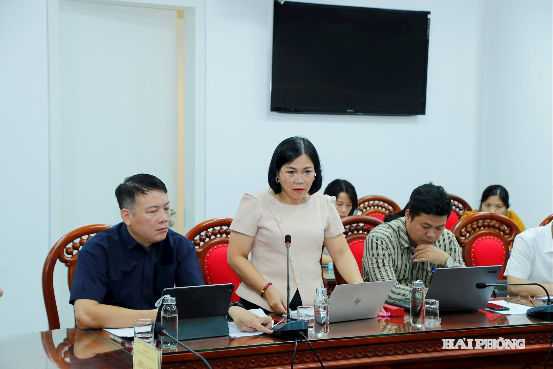 Leaders of the Department of Agriculture and Environment spoke at the meeting.
