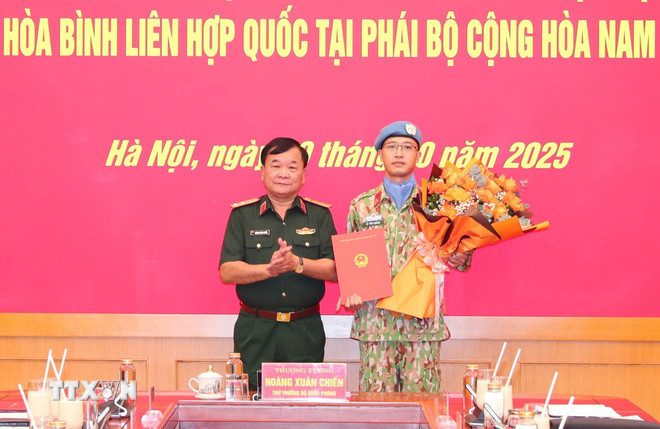 Thượng tướng Hoàng Xuân Chiến, Thứ trưởng Bộ Quốc phòng, Tổ trưởng Tổ công tác liên ngành của Việt Nam về tham gia hoạt động gìn giữ hòa bình Liên hợp quốc trao Quyết định cho Thiếu tá Lê Vinh Hoàng. (Ảnh: Trọng Đức/TTXVN) ttxvn-trao-quyet-dinh-cua-chu-tich-nuoc-cho-si-quan-di-lam-nhiem-vu-gin-giu-hoa-binh-lien-hop-quoc-8329828-1.jpg