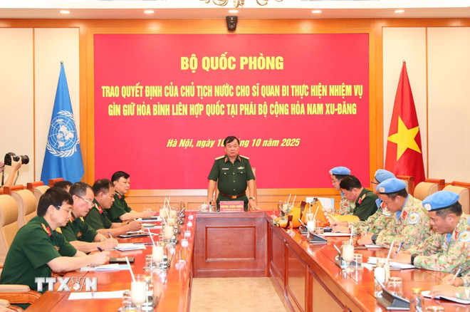 Thượng tướng Hoàng Xuân Chiến, Thứ trưởng Bộ Quốc phòng, Tổ trưởng Tổ công tác liên ngành của Việt Nam về tham gia hoạt động gìn giữ hòa bình Liên hợp quốc chủ trì Lễ trao Quyết định. (Ảnh: Trọng Đức/TTXVN) ttxvn-trao-quyet-dinh-cua-chu-tich-nuoc-cho-si-quan-di-lam-nhiem-vu-gin-giu-hoa-binh-lien-hop-quoc-8329828-2.jpg