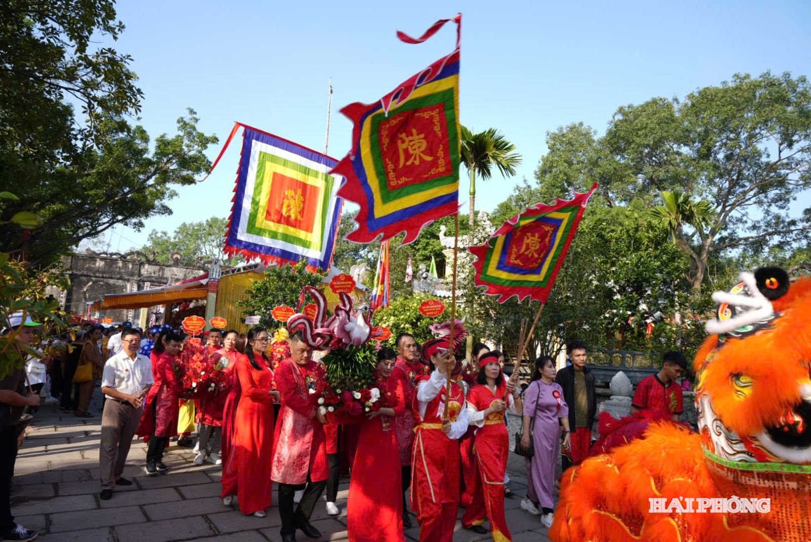 Con cháu họ Trần đất Cảng dâng lễ vật Giỗ Đức Thánh Trần