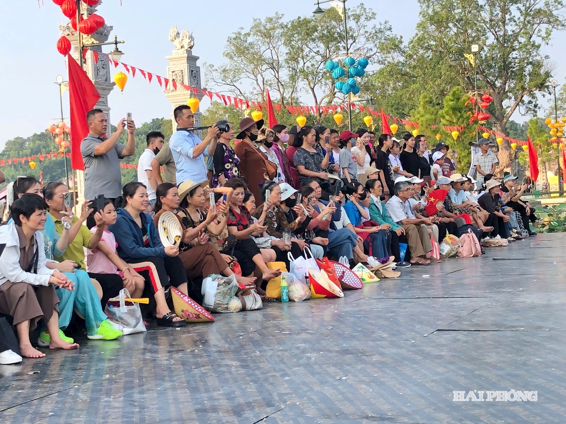 Đông đảo người dân, du khách xem chương trình