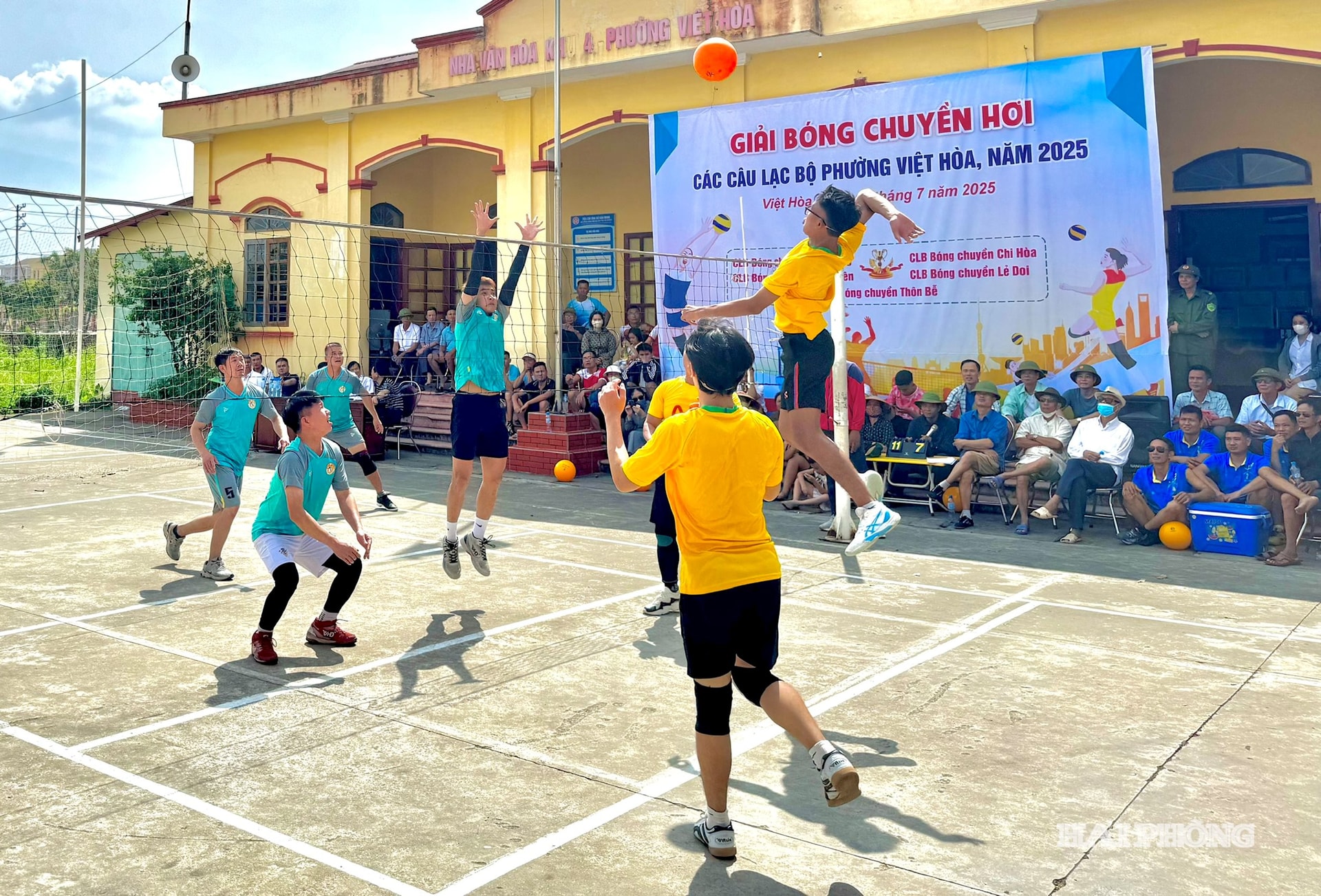 Volleybollturnering för Viet Hoa-distriktets klubbar efter implementering av lokalt styre med två nivåer