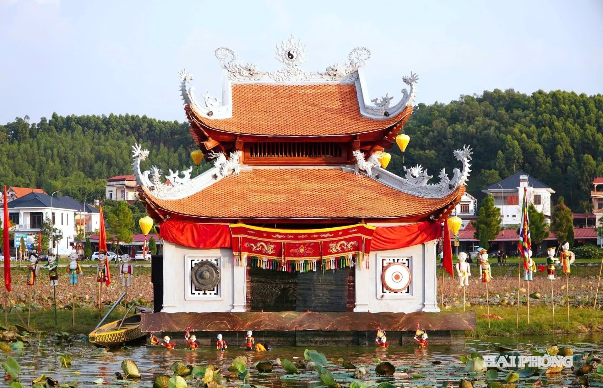 Tiết mục múa rối nước hấp dẫn