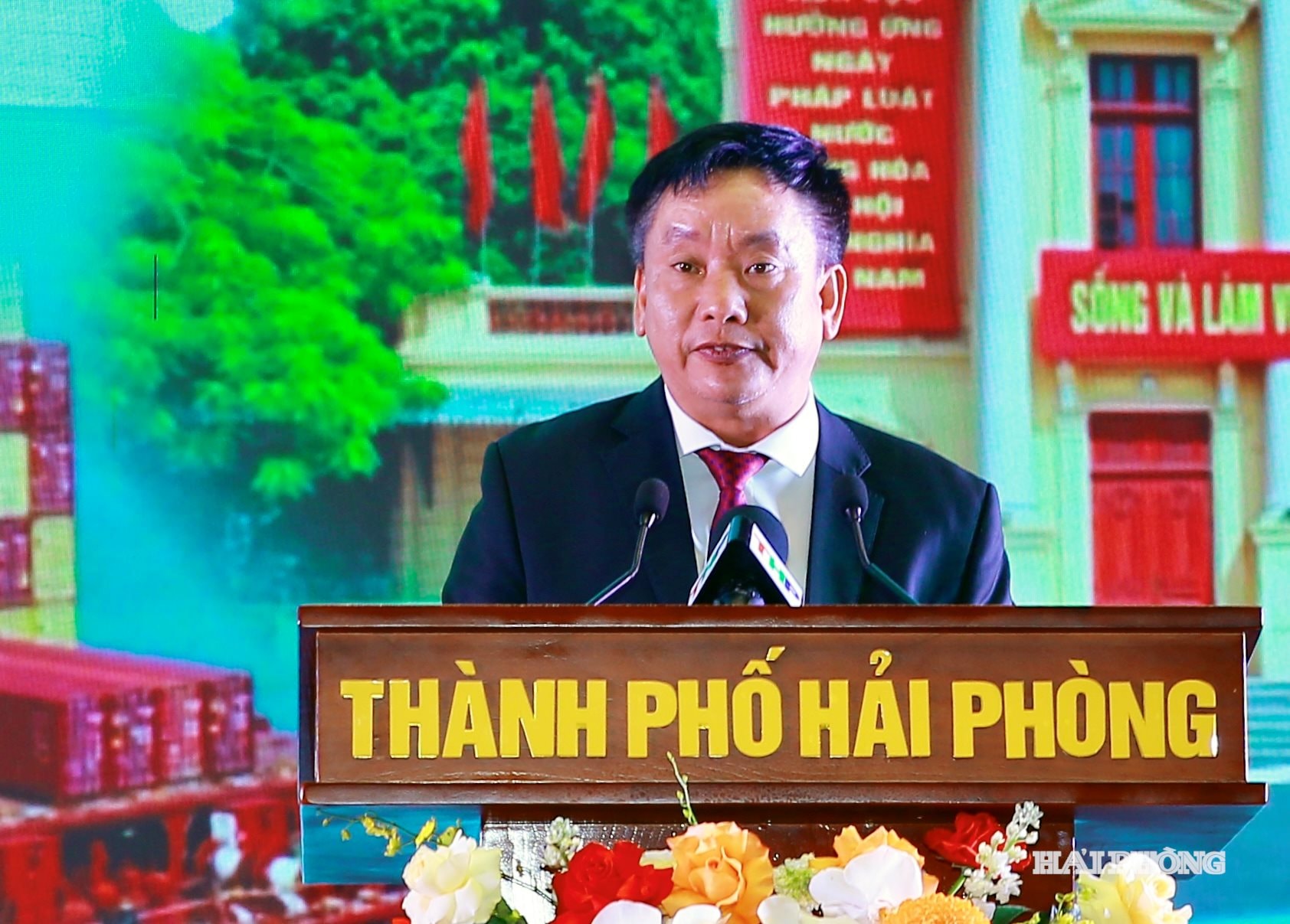 Đồng chí Trần Văn Quân, Phó chủ tịch UBND thành phố báo cáo tóm tắt tình hình đóng góp ý kiến, hiến kế xây dựng phát triển thành phố và những khó khăn vướng mắc của các doanh nghiệp.