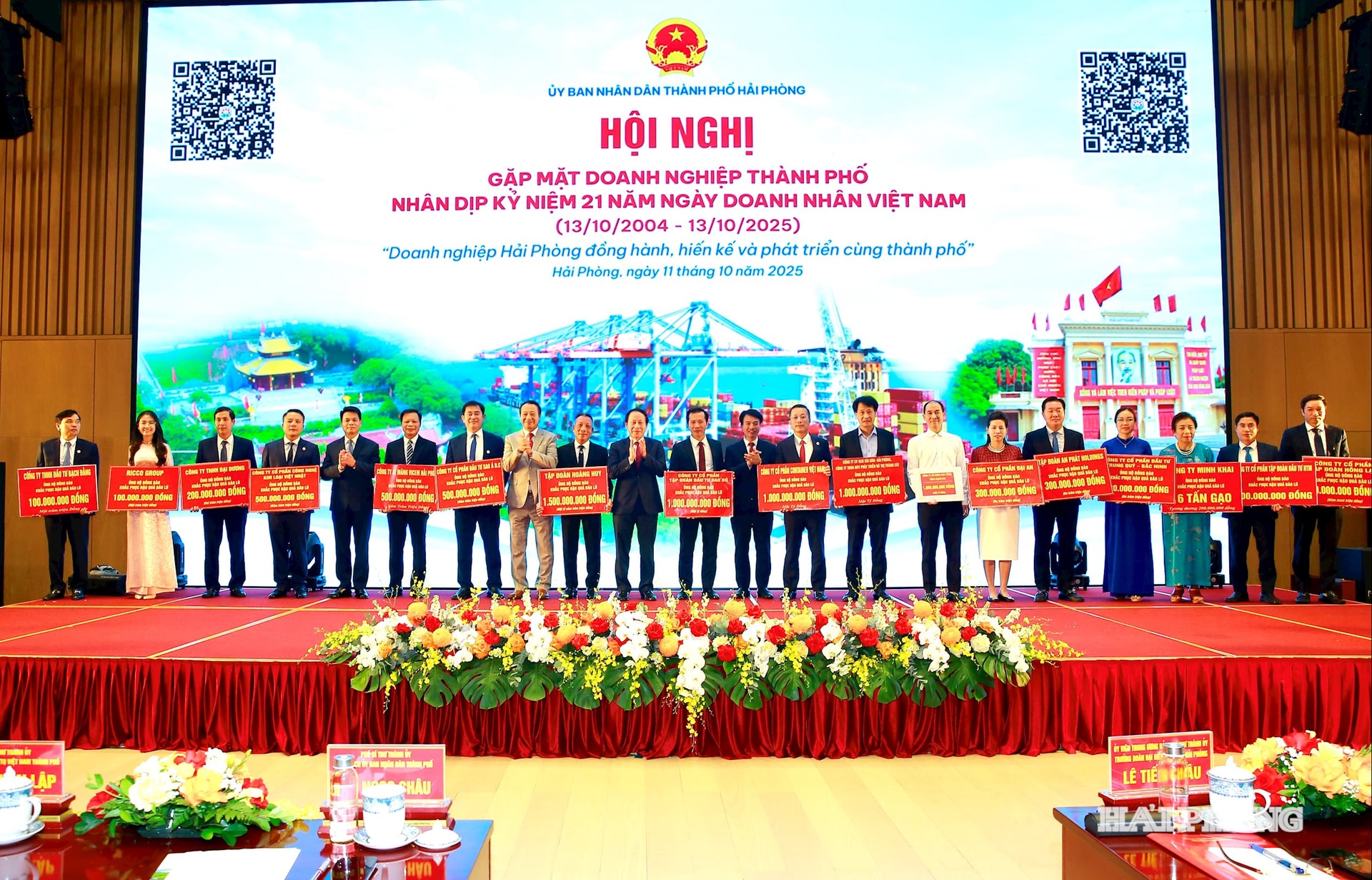 Đồng chí Lê Tiến Châu, Uỷ viên Trung ương Đảng, Bí thư Thành uỷ, Trưởng đoàn đại biểu Quốc hội Hải Phòng cùng các đồng chí lãnh đạo thành phố và Trung ương tặng hoa chúc mừng các doanh nghiệp ủng hộ đồng bào bị lũ lụt.