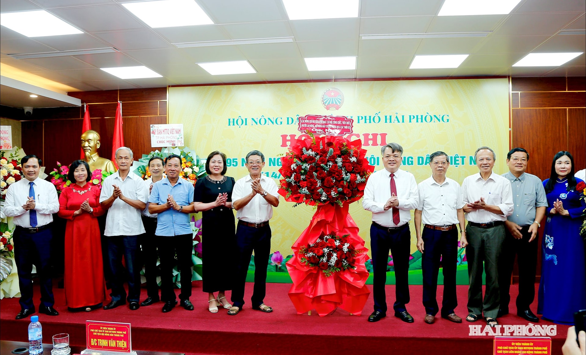 Các đồng chí lãnh đạo, nguyên lãnh đạo Hội Nông dân thành phố tặng hoa chúc mừng.
